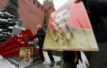Des communistes russes rendent hommage à Staline à Moscou, sur la place Rouge au pied du Kremlin, le 21 décembre 2016