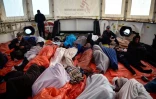 Des migrants recueillis en mer s'entassent sur le pont de l'Aquarius, le 8 mai 2018 au large de la Libye