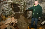 Bertrand Vilain, auteur d'un livre sur l'affaire Seznec, montre un trou dans la cave de la maison où habitait la famille Seznec lors de fouilles le 24 février 2018