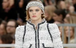 Le mannequin Cara Taylor au défilé Chanel, le 7 mars 2017 à Paris