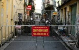 Une rue barricadée pour restreindre les déplacements des habitants, le 29 août 2021 à Hanoï, au Vietnam