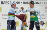 Primoz Roglic (droite), vainqueur du Tour de Catalogne devant le Belge Remco Evenepoel (gauche), dimanche à Barcelone le 26 mars 2023