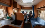 Un couple Ă bord de son camping car Ă Castellon, en Espagne, le 4 juillet 2020