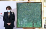La ministre française de la Culture Roselyne Bachelot à côté du tableau de Gustav Klimt "Rosiers sous les arbres" le 15 mars 2021 à Paris