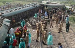 Militaires et bénévoles sur les lieux du déraillement d'un train de passagers qui a fait au moins 15 morts, le 6 août 2023 à Nawabshah, dans le sud du Pakistan