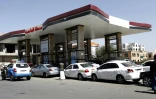 Des automobilistes font la queue à une station-services en novembre 2017 à Sanaa, au Yémen