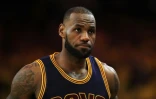 La tête des mauvais jours pour LeBron James qui n'a pu éviter la sévère défaite infligée par Golden State à Cleveland lors de la 1ere manche dela finale NBA, le 1er juin 2017 à Oakland