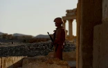 Un soldat russe  positionné devant le site antique de Palmyre dans le centre de la Syrie, le 5 mai 2016