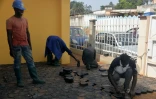 Des Camerounais pavent le sol avec des pavés fabriqués avec des déchets plastiques recyclés, le 1er février 2016 à Yaoundé 