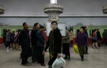 Des Nord-Coréens lisent des informations sur les journaux installés dans des vitrines, dans une station de métro, le 10 avril 2018 à Pyongyang