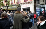 Des personnes rassemblées devant le Bataclan, le 12 novembre 2016 à Paris, pour marquer le premier anniversaire des attentats du 13 novembre 2015