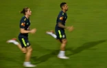 Les Brésiliens Dani Alvers (d) et Filipe Luis à l'entraînement au stade Pacaembu, à Sao Paulo, le 11 juin 2019