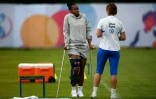 L'attaquante des Bleues Marie-Antoinette Katoto, forfait pour le reste de l'Euro, discute avec la sélectionneuse Corinne Diacre, en marge d'un entraînement le 15 juillet 2022, à Ashby-de-la-Zouch