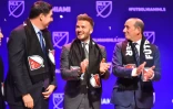 David Beckham, entouré par le patron de la MLS Don Garber (d) et l'homme d'affaires Marcelo Claure lors de la présentation de son projet à Miami, le 29 janvier 2018 