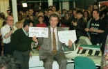 Jean-Claude Bourret, l'un des présentateurs des journaux télévisés de la Cinq, présente devant les caméras des demandes d'emplois pour deux confrères qui, comme tout le personnel de la chaîne, sont à la recherche d'un emploi après son arrêt définitif, le 12 avril 1992
