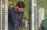 Le Marocain Salh El Karib sort d'un centre de détention escorté par la guarde civile le 22 août 2017 à Tres Cantos, près de Madrid