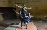 Mamadou Saliou Diallo (en haut), Ibrahima Oulare (g), Alassane Toinnkara (d) et Mohamed Camara (c) lors d'un entraînement au centre d'art acrobatique Fodéba Keïta, le 6 septembre 2025 à Conakry, en Guinée