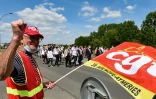 Rassemblement de salariés et d'élus le 26 mai 2020 à Feignies, près de Maubeuge, contre le transfert des activités d'assemblage de Renault vers Douai