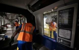 Des employés nettoient une voiture du métro de la ligne 14, le 2 juillet 2024 à Saint-Ouen,près de Paris