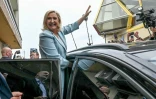 Marine Le Pen saluant depuis sa voiture au dernier jour de campagne, à Berck (Pas-de-Calais), le 22 avril 2022