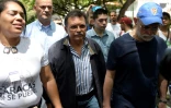 German Ferrer (C), député chaviste passé à l'opposition et mari de l'ex-procureure générale Luisa Ortega, le 16 juillet 2017 à Caracas