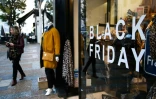 Vitrine d'une boutique lors de l'opération commerciale Black Friday de 2019, le 29 novembre 2019, à Ajaccio, en Corse