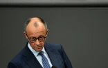 Le chancelier allemand Friedrich Merz répond aux questions des parlementaires lors d'une séance de questions au gouvernement au Bundestag, à Berlin, le 25 mars 2026
