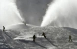 Des canons à neige en action dans la station de ski de Val-d'Isère, en Savoie, le 6 janvier 2016