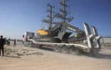 Des engins de chantier arrivent dans la bande de Gaza pour participer aux recherches des dépouilles d'otages, à Deir el-Balah le 27 octobre 2025