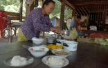 Im Chaem ancienne cadre du régime  Khmer rouge prépare son repas chez elle à Anlong Veng  (nord du Cambodge), le 25 février 2018