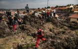 Un membre de la Croix-Rouge sur le site de l'effondrement d'une décharge à Kampala, en Ouganda, le 10 août 2024