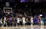 Chimezie Metu marque le panier de la victoire pour les Sacramento Kings lors du match NBA face aux Dallas Mavericks le 29 décembre 2021