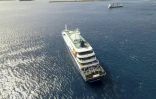 Vue aérienne du bateau de croisière MV Hondius au mouillage au large du port de Praia, au Cap-Vert, le 3 mai 2026