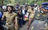 Kanaka Durga et Bindu, deux femmes hindoues, lors de leur tentative de pénétrer dans le temple de Sabarimala le 24 décembre 2018, ce qu'elles sont parvenus à faire mercredi sous protection policière, à l'insu des militants traditionalistes.