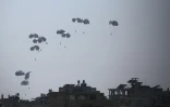 Parachutage d'aide humanitaire au-dessus de Al-Zawayda, dans le centre de la bande de Gaza, le 28 juillet 2025