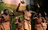 La pièce "Ngaahika Ndeenda", du célèbre écrivain Ngugi wa Thiong'o, de retour sur scène après plus de quarante ans d'interdiction au Kenya, à Nairobi, le 26 mai 2022