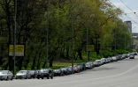 Des automobilistes font la queue à une station-services, le 2 mai 2022 à Kiev, en Ukraine