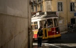 Un tramway dans une rue de Lisbonne, le 23 octobre 2024 au Portugal