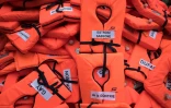 Gilets de sauvetage déposés par le collectif d'aide aux migrants "Accueil de merde" devant le Sénat à Paris avant l'examen du projet de loi Asile-immigration, le 19 juin 2018