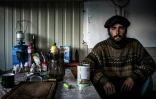 Gaétan Même, 24 ans, vit dans la solitude de l'alpage plusieurs mois par an. Dans sa cabane le 13 octobre 2018 au Col du Glandon, dans les Alpes françaises