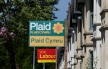 Des affiches du Plaid Cymru et du Labour Party à Cardiff, au pays de Galles, le 23 avril 2026