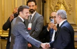 Le président Emmanuel Macron (g) accueille le Premier ministre palestinien Mohammed Shtayyeh à l'ouverture de la "conférence humanitaire" sur Gaza, le 9 novembre 2023 à l'Elysée, à Paris