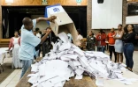 Ouverture des urnes dans un bureau de vote de Durban (est) après les élections législatives en Afrique du Sud le 8 mai 2019