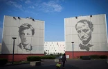 Les portraits des poètes français Arthur Rimbaud et Charles Baudelaire (d) sur des immeubles de Chanteloup-les-Vignes près de Paris, le 11 juin 2015