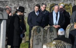Le ministre de l'Intérieur Christophe Castaner (C) et l'ancien président du Conseil constitutionnel Jean-Louis Debré (2eD) au cimetière juif de Westhoffen, le 4 décembre 2019