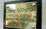 Plaque du cabinet du docteur Yves Godard, mystérieusement disparu avec sa famille en 1999