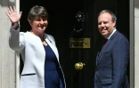 La dirigeante du DUP Arlene Foster et son chef adjoint Nigel Dodds arrivent au 10 Downing Street pour rencontrer la Première ministre britannique Theresa May, le 13 juin 2017 à Londres