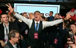 Le candidat de la liste des étudiants Ilija Srdanovic entouré de militants à belgrade le 25 octobre 2026.
