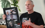 L'Israélo-américain Keith Siegel, qui a passé 484 jours en captivité à Gaza, montre la photo de l'otage Omri Miran avec lequel il a été retenu, lors d'un entretien avec l'AFP, le 12 juin 2025 à Tel-Aviv