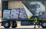 Un camion transportant de l’aide humanitaire traverse le point de passage de Kerem Shalom entre le sud d’Israël et la bande de Gaza, le 22 mai 2025 
